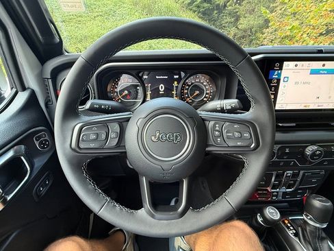 New 2025 Jeep Gladiator Rubicon image 19