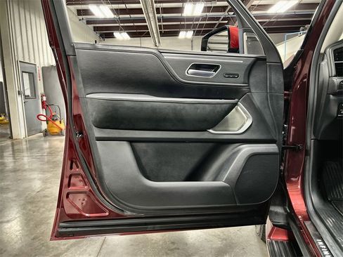 Used 2025 INFINITI QX80 Sensory image 16