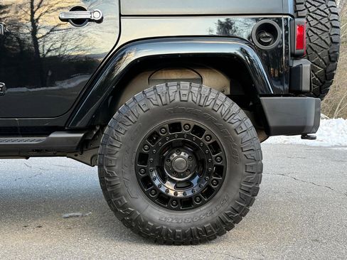 Used 2017 Jeep Wrangler Unlimited Sahara w/ Connectivity Group image 9