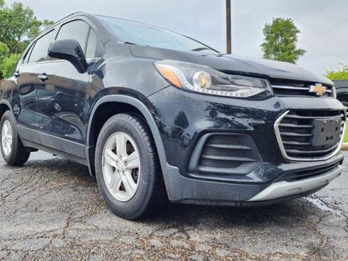 Used 2017 Chevrolet Trax LT w/ LT Convenience Package FWD image 2