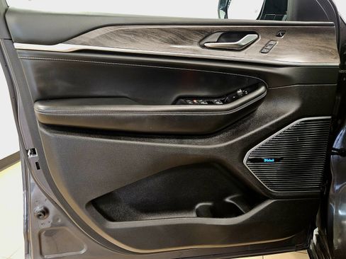 Used 2022 Jeep Grand Cherokee Overland w/ Luxury Tech Group IV image 12