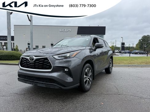 Used 2022 Toyota Highlander XLE image 1
