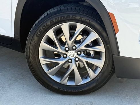 Used 2025 Buick Enclave Preferred FWD image 2