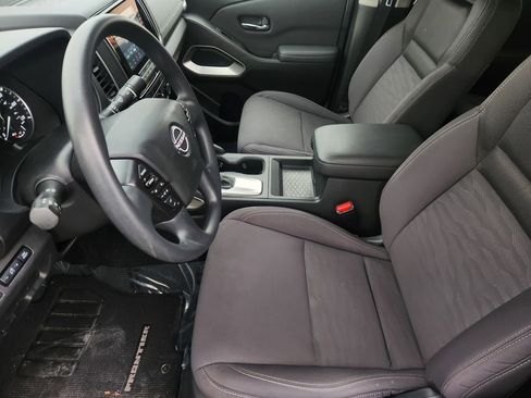Used 2024 Nissan Frontier SV image 13