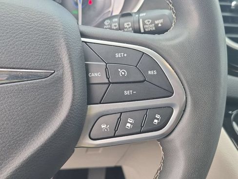 Used 2023 Chrysler Pacifica Touring-L FWD image 20