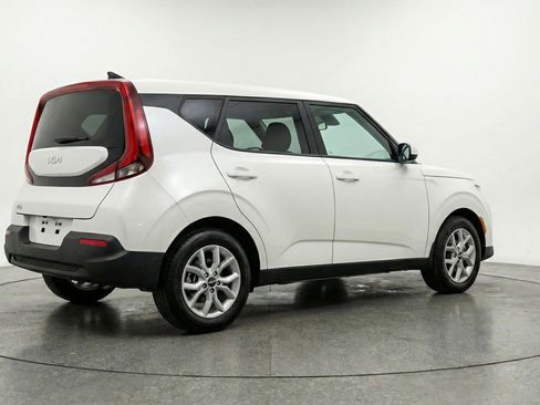 Used 2025 Kia Soul LX w/ LX Technology Package FWD image 9