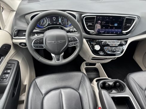 Used 2024 Chrysler Pacifica Touring-L FWD image 7