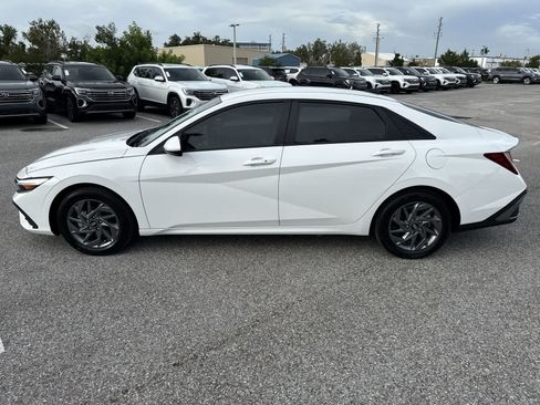 Used 2024 Hyundai Elantra SEL FWD image 11