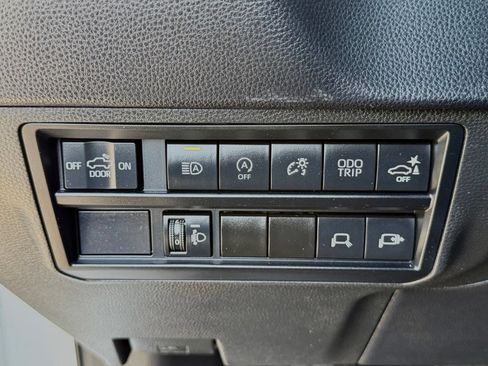 Used 2022 Toyota Tundra SR5 w/ SR5 Convenience Package AWD/4WD image 23