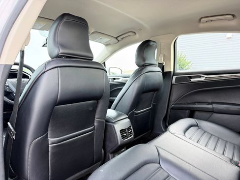 Used 2018 Ford Fusion SE w/ Equipment Group 602A FWD image 16