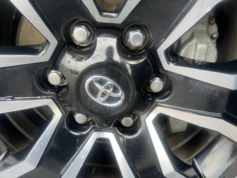 Used 2020 Toyota Tacoma TRD Sport image 32