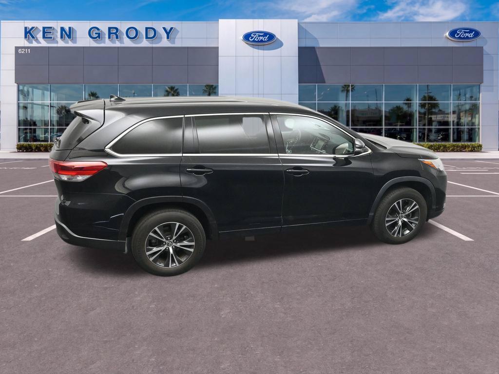Used 2017 Toyota Highlander Plus w/ Carpet Mat Package FWD image 13