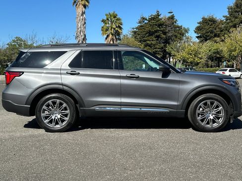 Certified 2025 Ford Explorer Active w/ Active Comfort Package AWD/4WD image 2