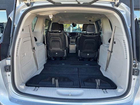 Used 2022 Chrysler Pacifica Touring-L image 28