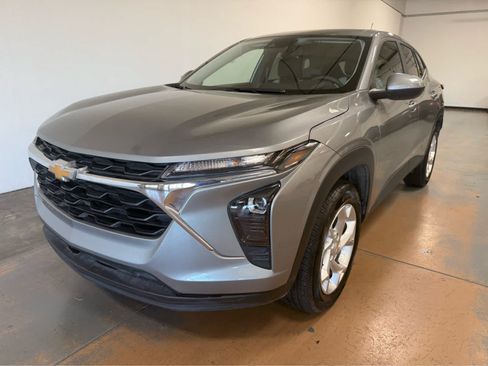 Used 2024 Chevrolet Trax LS w/ LS Convenience Package FWD image 1