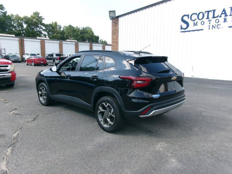 Used 2025 Chevrolet Trax LT w/ LT Convenience Package FWD image 8