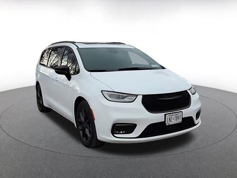 Used 2025 Chrysler Pacifica Limited image 3