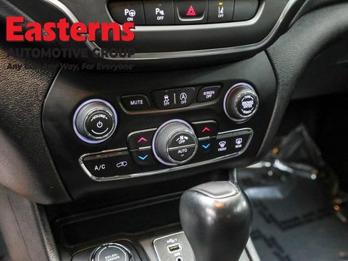 Used 2023 Jeep Cherokee Altitude Lux image 20