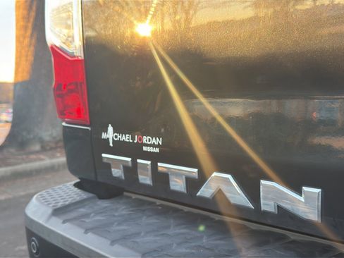 Used 2019 Nissan Titan SV w/ SV Convenience Package image 16