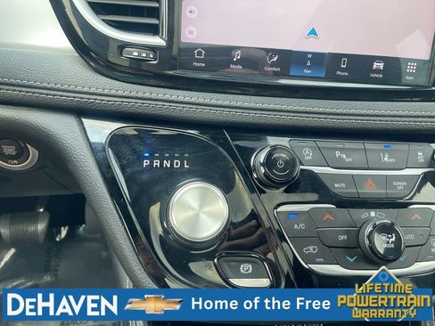 Used 2025 Chrysler Pacifica Limited FWD image 17
