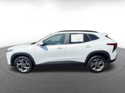 Used 2025 Chevrolet Trax LT w/ LT Convenience Package FWD image 9