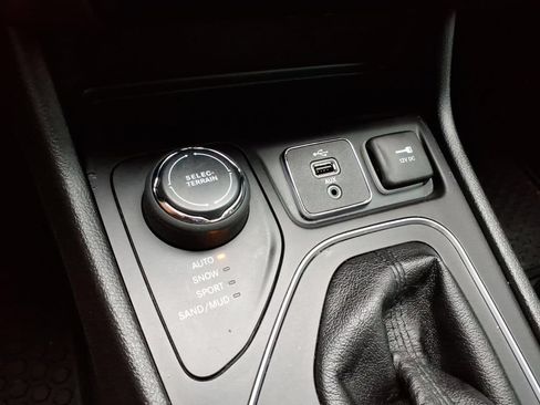 Used 2019 Jeep Cherokee Latitude Plus w/ Cold Weather Group AWD/4WD image 19