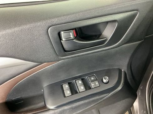 Used 2017 Toyota Highlander Plus AWD/4WD image 13