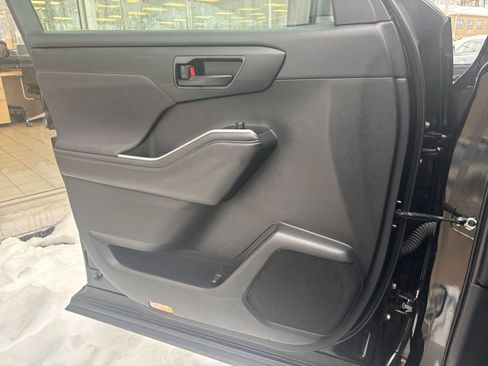 Used 2025 Toyota Highlander LE image 18