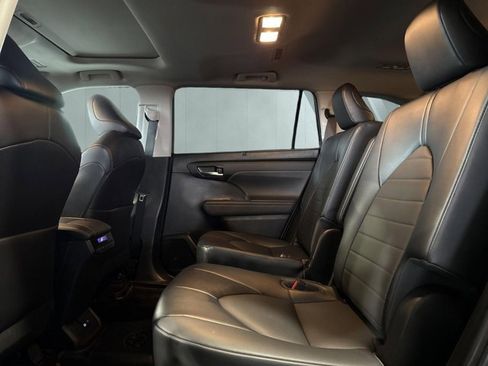 Used 2022 Toyota Highlander XLE AWD/4WD image 11