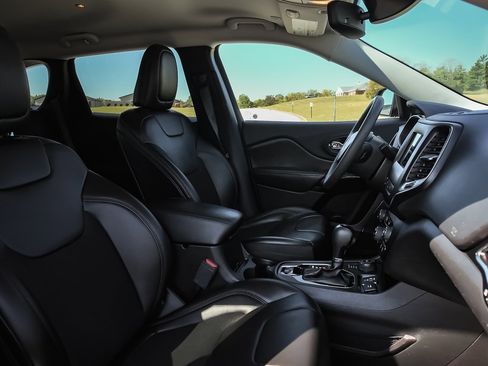 Used 2020 Jeep Cherokee Latitude Plus image 22