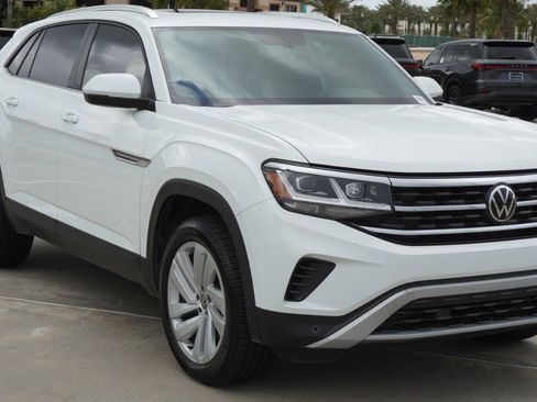 Used 2023 Volkswagen Atlas Cross Sport SE w/ Panoramic Sunroof Package FWD image 3
