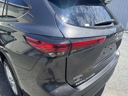 Used 2022 Toyota Highlander L FWD image 33