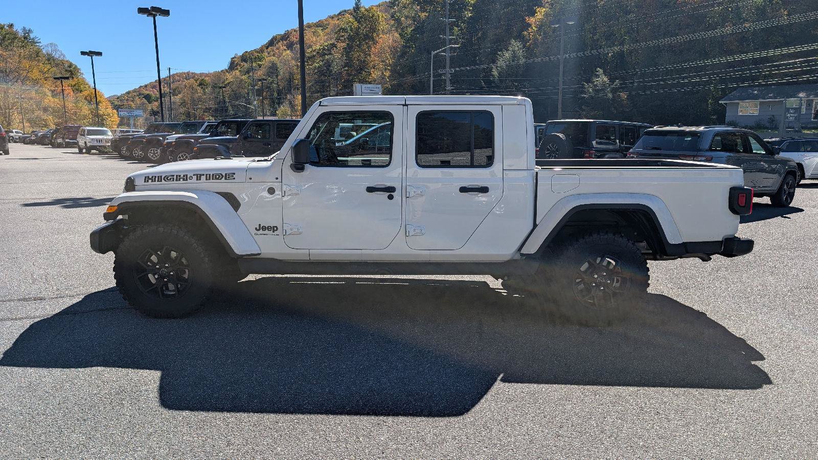 Used 2025 Jeep Gladiator Sport AWD/4WD image 6