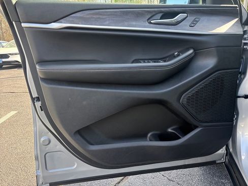 Used 2025 Jeep Grand Cherokee Limited image 28