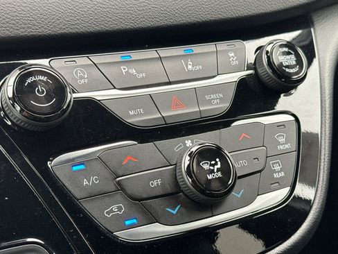 Used 2025 Chrysler Pacifica Select image 23