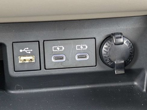 Used 2025 Toyota Highlander XLE FWD image 25