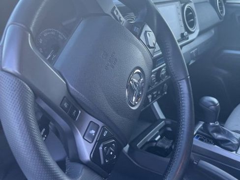 Used 2022 Toyota Tacoma TRD Off-Road image 15