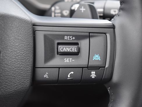 Used 2025 Nissan Rogue SV FWD image 8