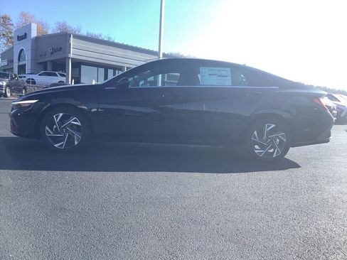 New 2025 Hyundai Elantra Limited image 4