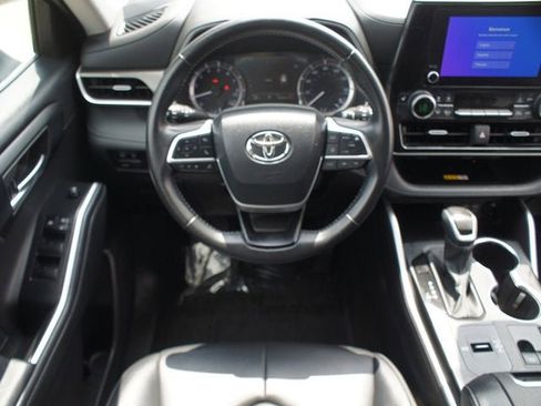 Used 2024 Toyota Highlander XLE FWD image 4