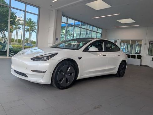 Used 2023 Tesla Model 3 Standard Range image 3