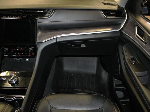 Certified 2022 Jeep Grand Cherokee L Limited AWD/4WD image 32