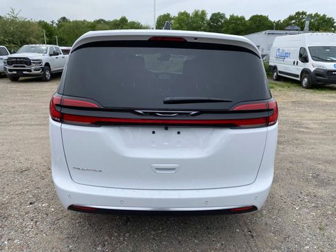 New 2027 Chrysler Pacifica Select FWD image 4