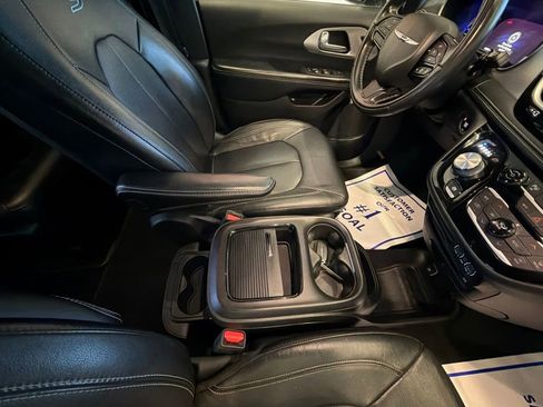 Used 2022 Chrysler Pacifica Touring-L w/ Uconnect Theater Family Group FWD image 25