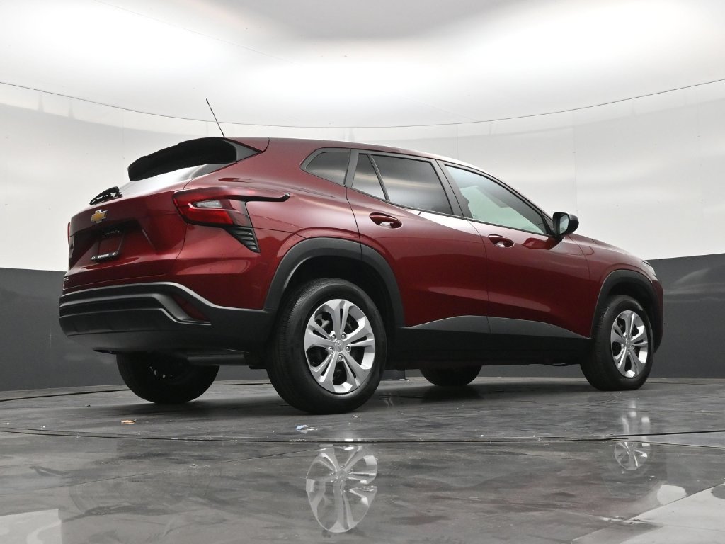 Used 2025 Chevrolet Trax LS FWD image 24