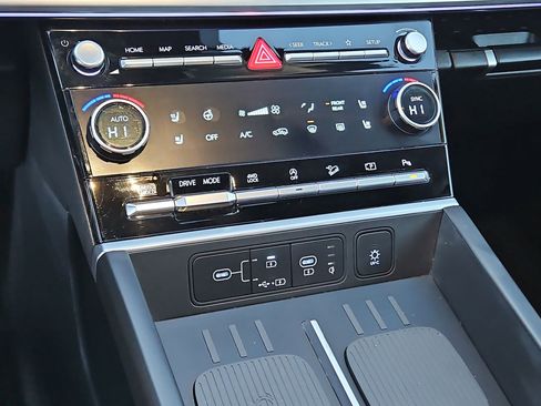 Used 2025 Hyundai Santa Fe Limited image 29