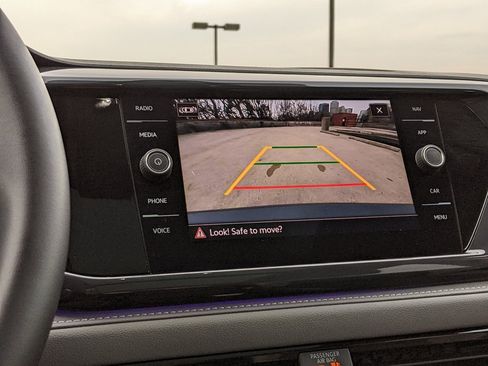 Used 2024 Volkswagen Taos SEL image 17