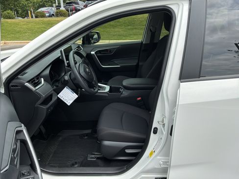 Used 2025 Toyota RAV4 LE AWD/4WD image 16
