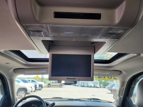 Used 2014 Chevrolet Suburban LT RWD image 24