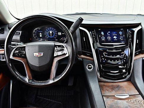 Used 2020 Cadillac Escalade Luxury RWD image 25